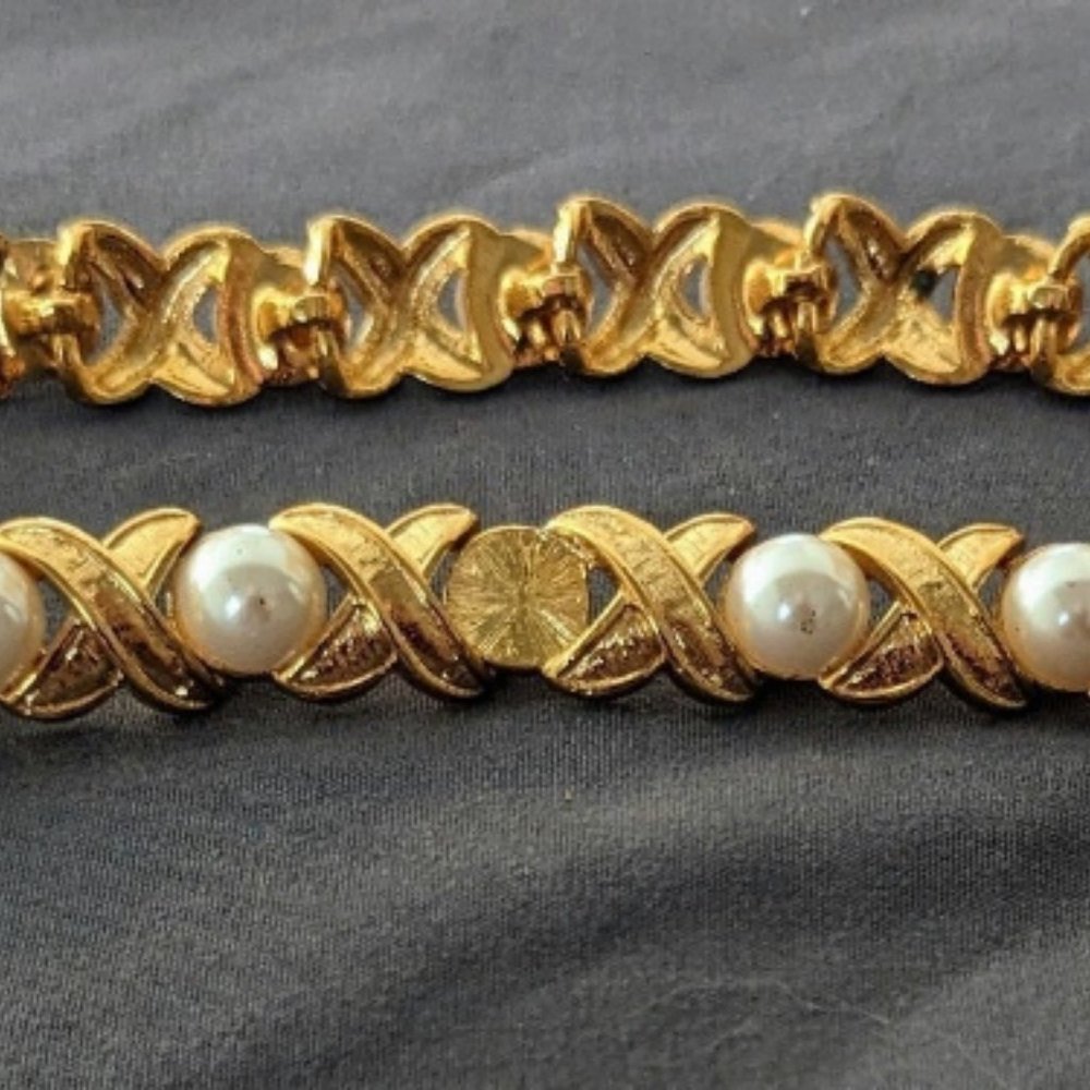 Signed 1990s Napier XO Necklace Gold Plated White Faux Pearl Gift For Her